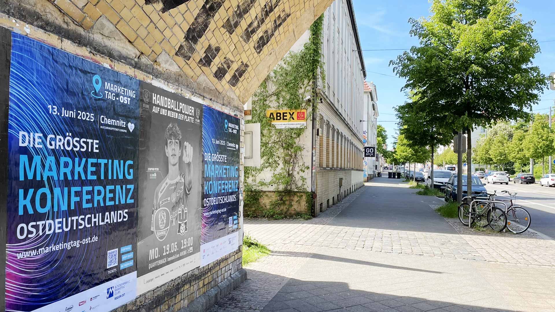 Plakat für die größte Marketing Konferenz Ostdeutschlands, präsentiert an einer Wand in Chemnitz.