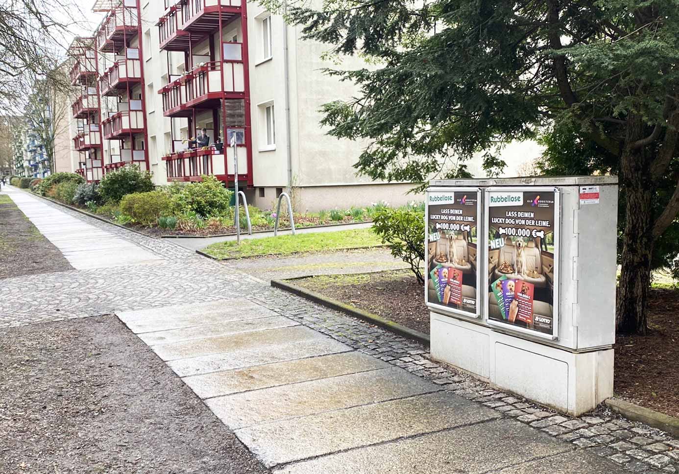 Auf einem weißen City Frame ist die Lucky Dog Rubbellose von SACHSENLOTTO sichtbar – mit dem Claim „Das Glück liegt auf der Straße – zumindest in Sachsen!“